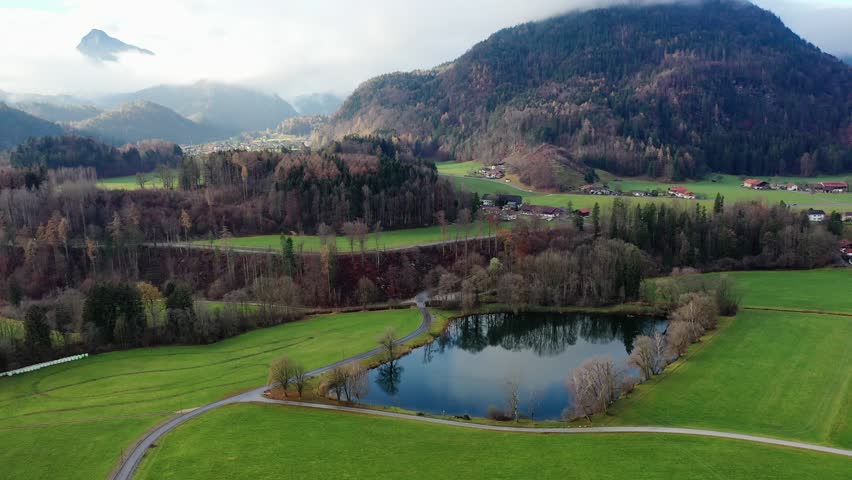 包含南斯拉夫小胜冰岛，惊险跻身淘汰赛的词条
